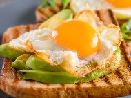 Сандвичи / тост с авокадо и пържено яйце за закуска